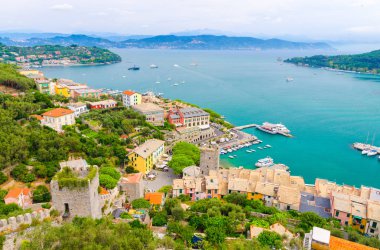 En iyi hava görünümünü Spezia Körfez turkuaz su, antik taş duvar, binaların çatıları, bağlantı noktası deniz-Portovenere şehir, Palmaria Adası, Ligurya Denizi, Riviera di Levante, La Spezia, Liguria, İtalya
