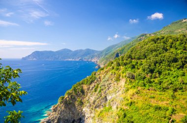 Yeşil tepeler, kayalar, kayalıklar ve Cenova Körfezi, Ligurian Denizi, Riviera di Levante kıyı şeridi, Milli park Cinque Terre, mavi gökyüzü kopya alanı, La Spezia, Liguria, İtalya Havadan üst panoramik görünümü