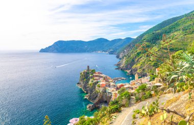 Hava görünümünü en iyi renkli binalar ile Vernazza tipik köy evleri, Castello Doria castle rock cliff ve Cenova Körfezi, Ligurya Denizi, Milli Parkı Cinque Terre, La Spezia, Liguria, İtalya