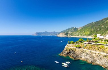 Riviera di Levante, Milli park Cinque Terre Sahili, mavi gökyüzü kopya alanı, La Spezia eyaleti, Liguria, İtalya kıyı şeridi yakınlarındaki Ligurian Denizi'nin su yelken yat teknelerin havadan üst panoramik görünümü