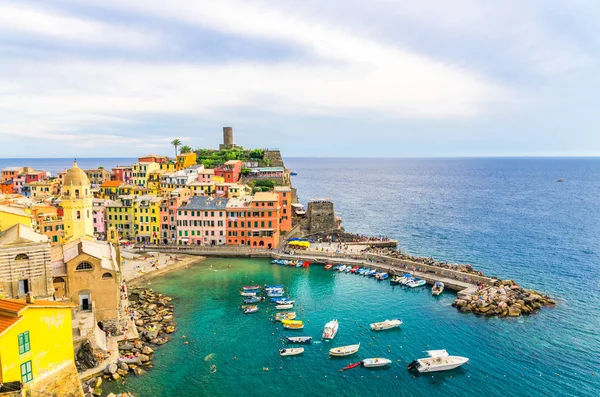 Tipik renkli binaları olan Vernazza köyü, kayalıklardaki Castello Doria kalesi, tekneleri, Ligurian Denizi, Ulusal Park Cinque Terre, La Spezia, Liguria, İtalya