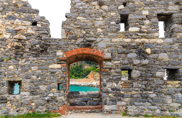 Ruínas Pedra Tijolo Velho Muro Medieval Com Janelas Arco Porta — Fotografia de Stock