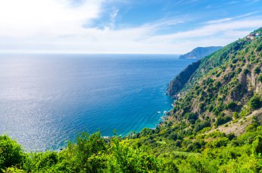Yeşil tepeler, kayalar, kayalıklar ve Cenova Körfezi, Ligurian Denizi, Riviera di Levante kıyı şeridi, Milli park Cinque Terre, mavi gökyüzü kopya alanı, La Spezia, Liguria, İtalya Havadan üst panoramik görünümü