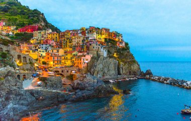 Manarola geleneksel Milli Parkı Cinque Terre rock cliff ve deniz limanı, görünümü, La Spezia, Liguria, İtalya akşam gece renkli renkli binalar evleriyle tipik İtalyan köyde