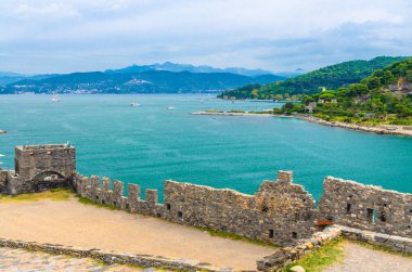En iyi hava görünümünü Spezia Körfez turkuaz su, Portovenere kale antik duvarlar, Palmaria Adası yeşil tepeler, mavi bulutlu dramatik gökyüzü, Ligurya Denizi, Riviera di Levante, La Spezia, Liguria, İtalya