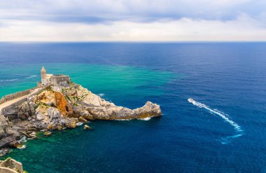 Chiesa San Pietro katolik kilisesi, Lord Byron Parque Doğal park De Portovenere şehir taş uçurum, Ligurian denizturkuaz su üzerinde beyaz tekne, Riviera di Levante, La Spezia, Liguria, İtalya