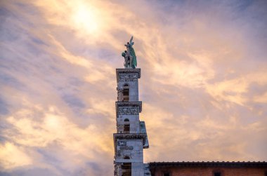 Eski ortaçağ kenti Lucca tarihi merkezinde Foro St Michael Roma Katolik kilisesi Chiesa di San Michele cephesinin üstüne Heykel, akşam manzarası, bulutlu dramatik gökyüzü arka plan, Toskana, İtalya