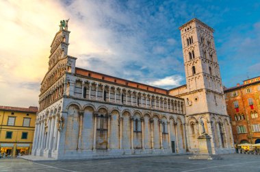 Chiesa di San Michele Foro St Michael Katolik kilisesi bazilika Piazza San Michele meydanında eski ortaçağ kenti Lucca tarihi merkezinde, akşam manzarası, Toskana, İtalya