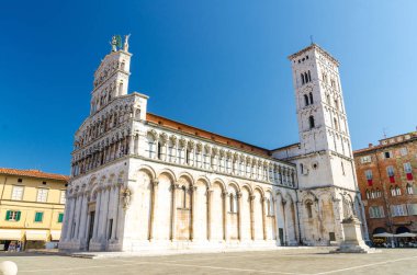 Chiesa di San Michele Foro St Michael Katolik kilisesi bazilika Piazza San Michele meydanında eski ortaçağ kenti Lucca tarihi merkezinde yaz günü açık mavi gökyüzü ile, Toskana, İtalya