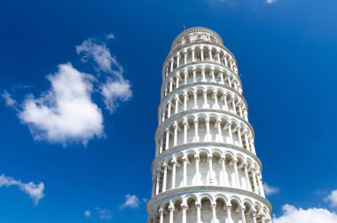 Piazza del Miracoli meydanında Tower Torre di Pisa, güzel güneşli bir günde beyaz bulutlar arka plan ile mavi gökyüzü, yakından izole kopya alanı, Toskana, İtalya aşağıdan görünümü
