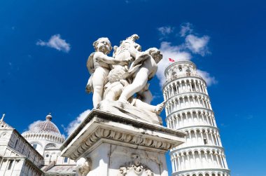 Putti Çeşmesi, Pisa Katedrali Duomo Cattedrale ve Piazza del Miracoli meydanında Tower Torre Leaning, beyaz bulutlar ile mavi gökyüzü renkli uzay güneşli bir günde izole arka plan kopyalamak, Toskana, İtalya