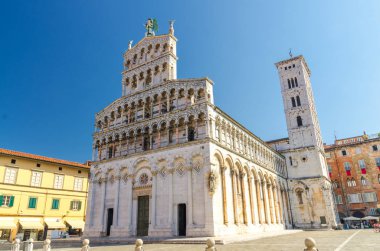 Chiesa di San Michele Foro St Michael Katolik kilisesi bazilika Piazza San Michele meydanında eski ortaçağ kenti Lucca tarihi merkezinde yaz günü açık mavi gökyüzü ile, Toskana, İtalya