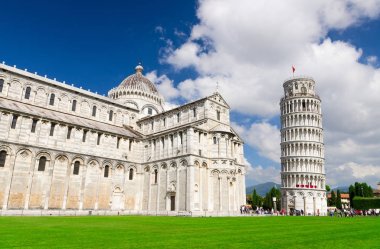 Pisa Katedrali Duomo Cattedrale ve Piazza del Miracoli kare yeşil çim çim üzerinde Tower Torre, güneşli bir günde beyaz bulutlar arka plan ile mavi gökyüzü, Toskana, İtalya