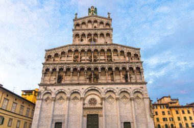 Eski ortaçağ kenti Lucca tarihi merkezinde Piazza San Michele meydanında Foro St Michael Roma Katolik kilisesi bazilika Chiesa di San Michele Cephe, akşam görünümü, Toskana, İtalya