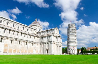 Pisa Katedrali Duomo Cattedrale ve Piazza del Miracoli kare yeşil çim çim üzerinde Tower Torre, güneşli bir günde beyaz bulutlar arka plan ile mavi gökyüzü, Toskana, İtalya