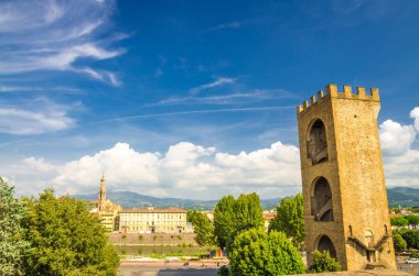 Floransa şehrinin tarihi merkezinde Piazza Giuseppe Poggi meydanında savunma duvarları Porta San Niccolo kapı kulesi, mavi gökyüzü beyaz bulutlar arka plan, Toskana, İtalya