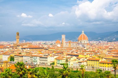 Duomo Cattedrale di Santa Maria del Fiore katedrali ile Floransa şehrinin en iyi panoramik manzarası, turuncu kırmızı kiremitli çatıları ve tepeleri olan evler, mavi gökyüzü beyaz bulutları, Toskana, İtalya