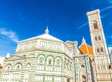 Florence Duomo, Cattedrale di Santa Maria del Fiore, Çan kulesi ile Çiçek Katedrali Saint Mary Bazilikası, açık mavi gökyüzü ile güneşli bir günde Battistero di San Giovanni, Toskana, İtalya