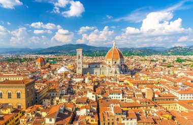Duomo Cattedrale di Santa Maria del Fiore katedrali ile Floransa şehrinin en iyi panoramik manzarası, turuncu kırmızı kiremitli çatıları ve tepeleri olan evler, mavi gökyüzü beyaz bulutları, Toskana, İtalya