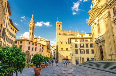 Chiesa San Filippo Neri ile Piazza di San Firenze meydanı, Floransa şehrintarihi merkezinde Badia Fiorentina Manastırı katolik kilisesi ve Bargello müzesi, mavi gökyüzü beyaz bulutlar, Toskana, İtalya