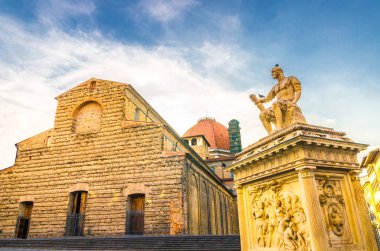 Basilica di San Lorenzo Cappelle Medicee şapel ve Giovanni delle Bande Nere anıt Piazza di San Lorenzo meydanında Floransa şehrin tarihi merkezinde, mavi gökyüzü beyaz bulutlar, Toskana, İtalya