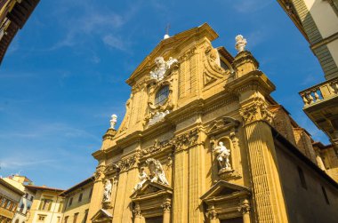 Floransa şehrinin tarihi merkezinde Piazza degli Antinori meydanında Chiesa di San Michele katolik kilisesi, mavi gökyüzü beyaz bulutlar, Toskana, İtalya