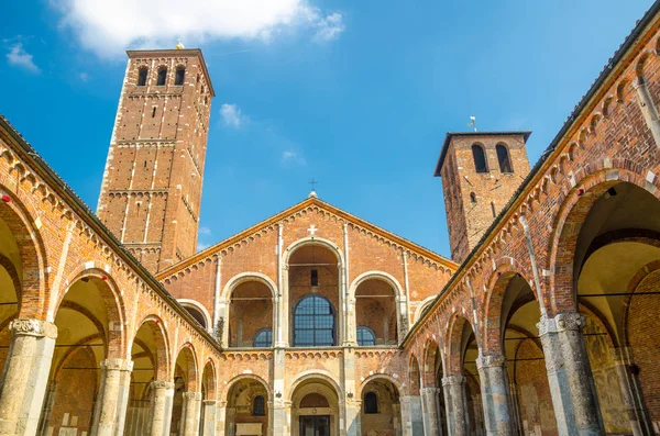 Çan kulelerinin, avlu, kemerler, mavi gökyüzü ile Sant'Ambrogio kilise tuğla bina Bazilikası arka plan, Milan, Lombardiya, İtalya