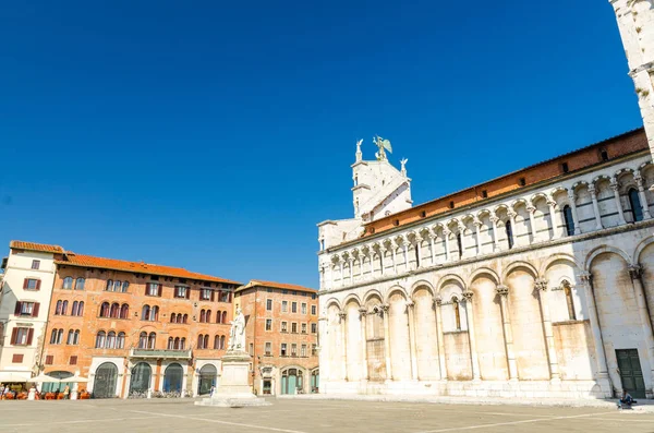 フォロ ミケーレのキエサ ミケーレは 夏の日に青空 トスカーナ イタリアの古い中世の町ルッカの歴史的中心部にあるサン ミケーレ広場の聖ミケーレ広場にあります — ストック写真