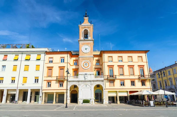 Tradycyjny Budynek Zegarem Dzwonnicą Placu Piazza Tre Martiri Trzy Męczenników — Zdjęcie stockowe