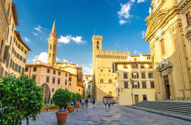 Chiesa San Filippo Neri ile Piazza di San Firenze meydanı, Floransa şehrintarihi merkezinde Badia Fiorentina Manastırı katolik kilisesi ve Bargello müzesi, mavi gökyüzü beyaz bulutlar, Toskana, İtalya