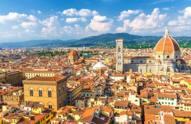 Duomo Cattedrale di Santa Maria del Fiore katedrali ile Floransa şehrinin en iyi panoramik manzarası, turuncu kırmızı kiremitli çatıları ve tepeleri olan evler, mavi gökyüzü beyaz bulutları, Toskana, İtalya
