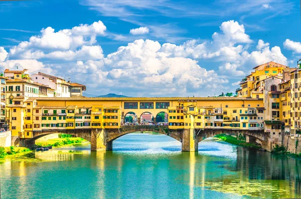 蓬特韦基奥石桥与五颜六色的建筑房屋在阿尔诺河蓝色碧绿的海水和堤防长廊在佛罗伦萨市的历史中心 蓝天白云 托斯卡纳 意大利 — 图库照片