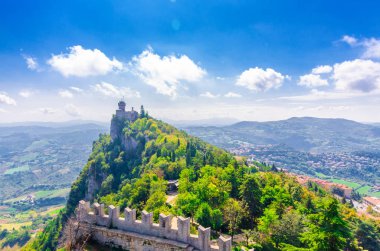 Cumhuriyet San Marino Seconda Torre La Cesta Mount Titano taş kaya tuğla duvarları ile ikinci kale kulesi, yeşil ağaçlar, peyzaj vadi ve banliyö ilçe tepelerin havadan üst panoramik görünümü