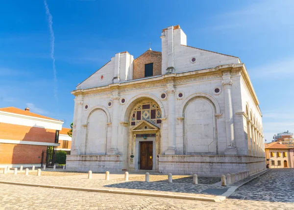 Mavi gökyüzü arka plan, Emilia-Romagna, İtalya eski tarihi turistik şehir merkezi Rimini Tesoro della Cattedrale Tempio Malatestiano katedral katolik kilisesi
