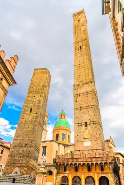 Bologna Le Due Torri 'nin iki ortaçağ kuleleri: Asinelli ve Garisenda ve Chiesa di San Bartolomeo Gaetano kilisesi Piazza di Porta Ravegnana meydanı, eski tarihi şehir merkezi, Emilia-Romagna, İtalya