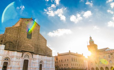 Basilica di San Petronio kilise cephesi ve Palazzo d'Accursio (Palazzo Comunale) Bologna, Emilia-Romagna, İtalya eski tarihi şehir merkezinde Piazza Maggiore meydanında saray binası