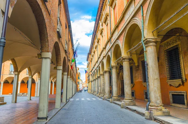 Tipik İtalyan sokak, sütunlu binalar, Palazzo Poggi müzesi, Accademia Delle Scienze Since Academy, Bologna Üniversitesi Bologna eski tarihi şehir merkezinde, Emilia-Romagna, İtalya