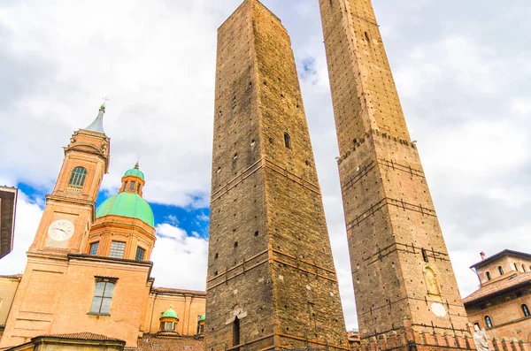 Bologna Le Due Torri 'nin iki ortaçağ kuleleri: Asinelli ve Garisenda ve Chiesa di San Bartolomeo Gaetano kilisesi Piazza di Porta Ravegnana meydanı, eski tarihi şehir merkezi, Emilia-Romagna, İtalya