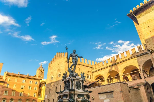 Neptün Çeşmesi Fontana del Nettuno ve Palazzo Re Enzo saray binası, Bologna, Emilia-Romagna, İtalya'nın eski tarihi şehir merkezinde ki Piazza del Nettuno Neptün Meydanı'nda