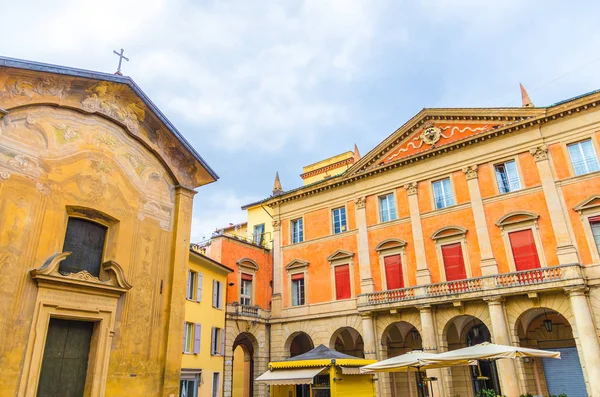 ボローニャの古い歴史的な市内中心部にあるパラッツォ マンゾリ マルヴァシア宮殿のファサードとキエサ ドナート教会の建物 エミリア ロマーニャ イタリア — ストック写真