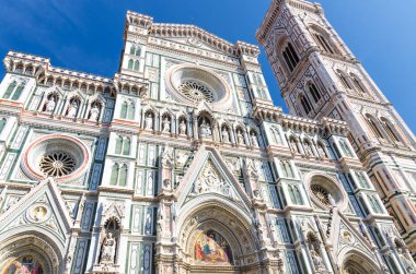 Floransa Duomo güzel mermer cephe, Cattedrale di Santa Maria del Fiore, Açık mavi gökyüzü ile güneşli bir günde Piazza del Duomo meydanında Çiçek Katedrali Saint Mary Bazilikası, Toskana, İtalya
