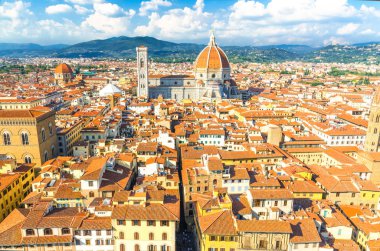 Duomo Cattedrale di Santa Maria del Fiore katedrali ile Floransa şehrinin en iyi panoramik manzarası, turuncu kırmızı kiremitli çatıları ve tepeleri olan evler, mavi gökyüzü beyaz bulutları, Toskana, İtalya