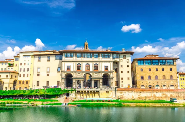 Museo Galileo müzesi, Galeri degli Uffizi galeri ve Floransa şehrinin tarihi merkezinde Arno Nehri'nin dolgu gezinti binaları, mavi gökyüzü beyaz bulutlar arka plan, Toskana, İtalya