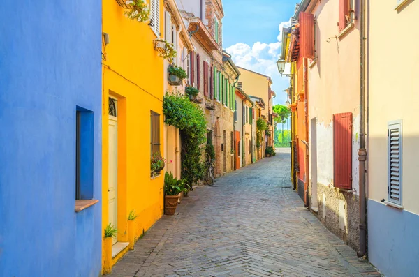 Típica Calle Empedrada Italiana Con Coloridos Edificios Multicolores Casas Tradicionales —  Fotos de Stock