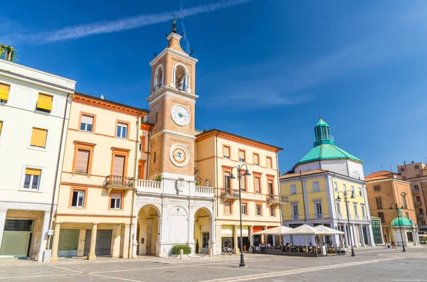 Piazza Tre Martiri Meydanı. Geleneksel saat ve çan kulesi olan üç şehit meydanı. Eski tarihi turistik şehir merkezi Rimini 'de mavi gökyüzü arka planı olan Emilia-Romagna, İtalya.