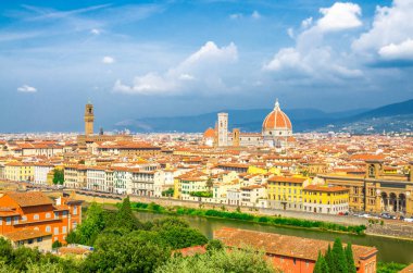 Duomo Cattedrale di Santa Maria del Fiore Katedrali ile Floransa şehir üst havadan panoramik görünümü, turuncu kırmızı karo çatılar ve Arno Nehri ile binalar evler, mavi gökyüzü beyaz bulutlar, Toskana, Italya