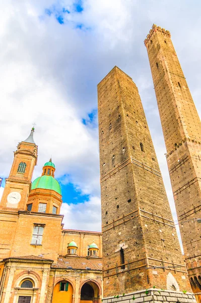 Két Középkori Torony Bologna Due Torri Asinelli Garisenda Chiesa San — Stock Fotó