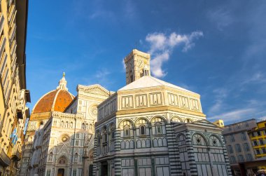 Floransa Duomo, Cattedrale di Santa Maria del Fiore, Çan kulesi ile Çiçek Katedrali Saint Mary Bazilikası, Mavi gökyüzü ile güneşli bir günde Battistero di San Giovanni, Toskana, İtalya