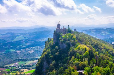 Cumhuriyet San Marino Seconda Torre La Cesta Mount Titano taş kaya tuğla duvarları ile ikinci kale kulesi, yeşil ağaçlar, peyzaj vadi ve banliyö ilçe tepelerin havadan üst panoramik görünümü