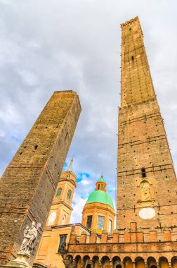 Bologna Le Due Torri 'nin iki ortaçağ kuleleri: Asinelli ve Garisenda ve Chiesa di San Bartolomeo Gaetano kilisesi Piazza di Porta Ravegnana meydanı, eski tarihi şehir merkezi, Emilia-Romagna, İtalya